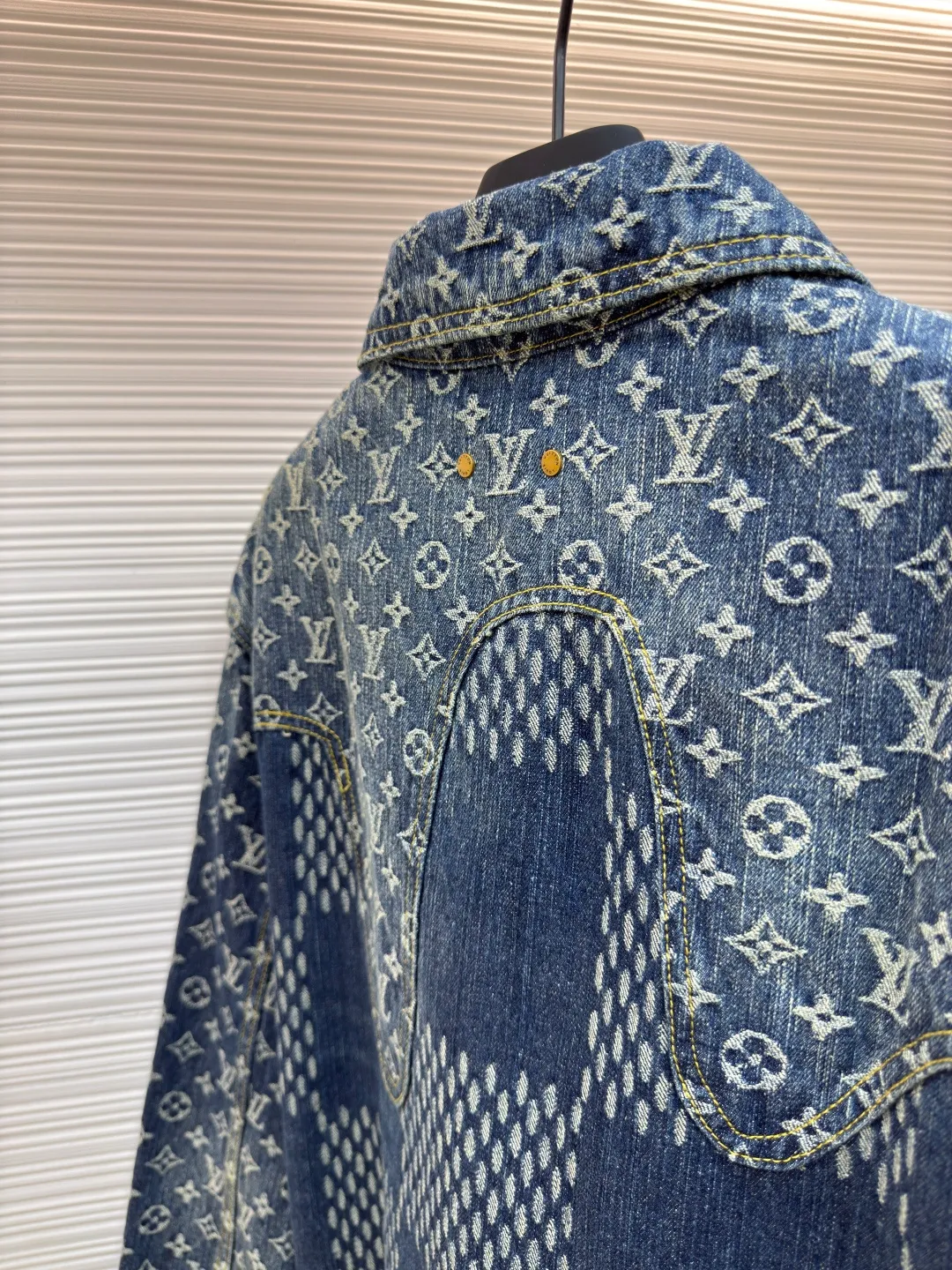 LOUIS VUITTON x Nigo classic checkerboard denim jacket ●Authentic product: purchased and developed by 20899 ●Item number: 1680329-B60 ●Fabric: denim fabric ●Technology: jacquard production ●Version: fitted version ●Weight: about 1025 grams ●Size: 46-48-50-52 ●Description: After manual typesetting and positioning and cutting, the fabric wear is very large, the cuffs are aligned, the back jacquard is lined up horizontally, the front and back splicing process perfectly restores the original effect, the jacquard pattern size and spacing are the same, the pattern width is consistent, and the workmanship is very complicated. The overall wiring is straight and delicate, the fabric is comfortable and soft, and the color is consistent without color difference. It can be matched with the same style to create a fashionable look and control various occasions. Customized accessories, complete with three standards, same style for men and women!